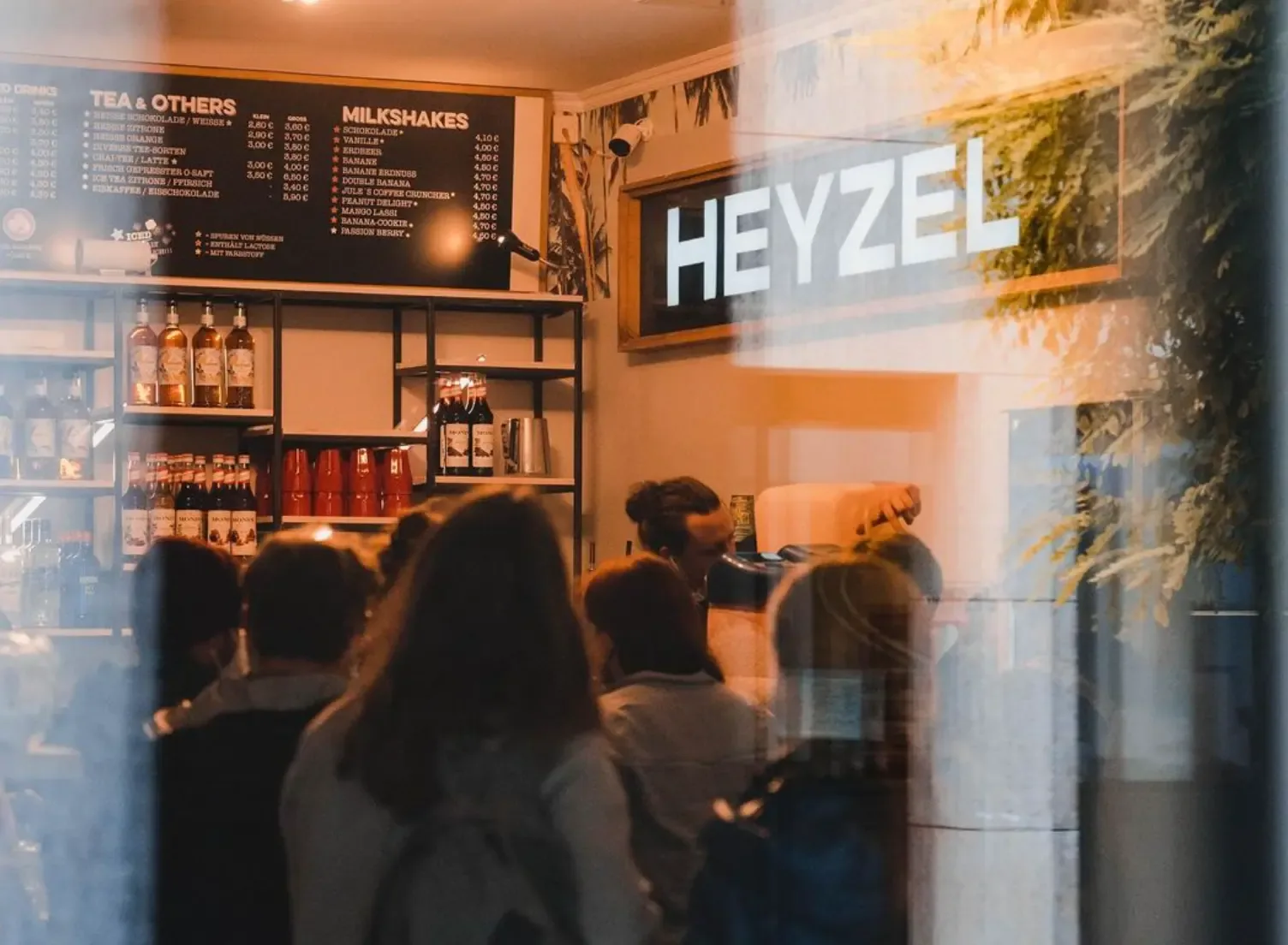 Theke bei Heyzel Coffee mit Leuchtschild und Getränkekarte