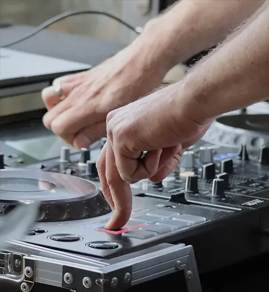 DJ mixt live bei einem Heyzel-Event