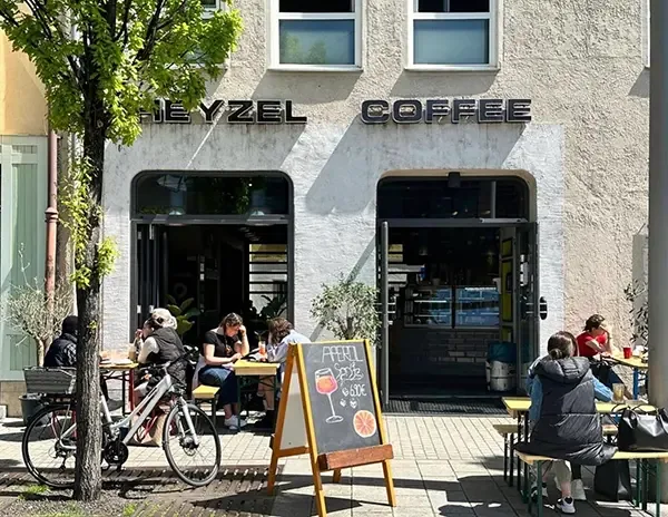 Sonnenterrasse von Heyzel Coffee am Rathausplatz Augsburg mit Gästen
