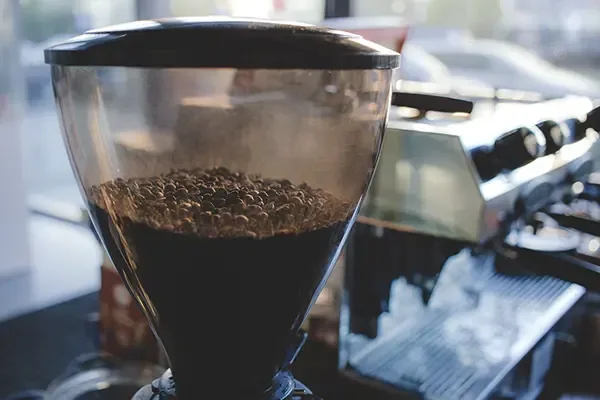 Kaffeemühle mit frischen Bohnen
