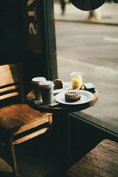 Donut und Kaffee am Fenstertisch